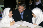 أمير يزور المدرسة الإسلامية
